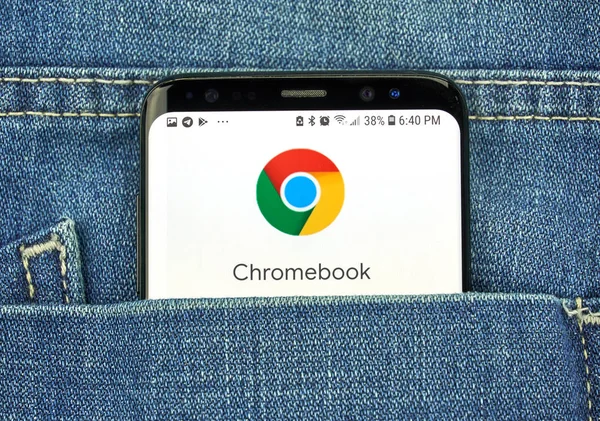 モントリオール カナダ 2018 Google Chromebook のロゴと青いポケット ジーンズで 画面上のアイコン Google はさまざまなインター — ストック写真