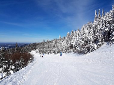 Kanada 'nın Quebec kentindeki Mont-Tremblant kayak merkezinin manzarası