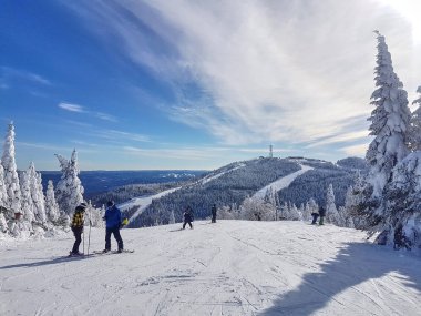 Doğal görünümü güzel güneşli bir Mont Tremblant Quebec, Kanada'da bir kayak merkezi.