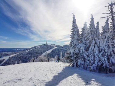Doğal görünümü güzel güneşli bir Mont Tremblant Quebec, Kanada'da bir kayak merkezi.