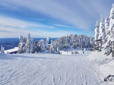 Kanada 'nın Quebec kentindeki Mont-Tremblant kayak merkezinin manzarası