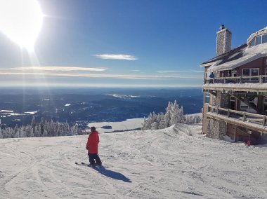 Doğal görünümü güzel güneşli bir Mont Tremblant Quebec, Kanada'da bir kayak merkezi.