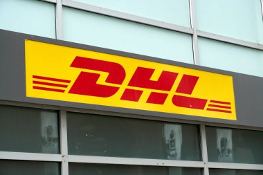 Montreal, Kanada - 4 Ekim 2018: Dhl ofis ve işareti. DHL uluslararası kurye, parsel ve ekspres posta hizmetleri sağlayan bir Alman lojistik şirketidir.