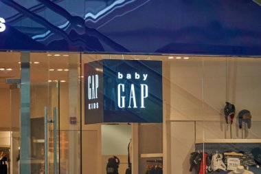 Montreal, Kanada - 4 Ekim 2018: Gap Mağazası ve logosu. Bir popüler Amerikan Dünya çapında giyim ve aksesuarları perakendeci boşluğudur.