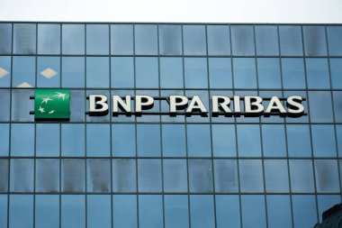 Montreal, Kanada - 4 Ekim 2018: Bnp Paribas bina ve logosu Montreal. BNP Paribas Fransız Uluslararası bankacılık grubudur.