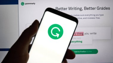 Montreal, Kanada - 4 Ekim 2018: Grammarly onay logo ve app bir Samsung s8 ekranda. Grammarly Grammarly A.ş. tarafından geliştirilen bir popüler İngilizce yazma-geliştirme yazılımıdır.