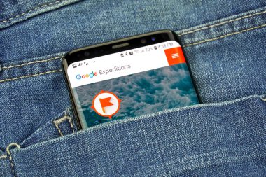 Montreal, Kanada - 4 Ekim 2018: Google seferleri app s8 ekranda. Belgili tanımlık app lets kullanıcı sanal geziler katılmak Vr araçtır. Google internet hizmetleri sunar teknoloji şirketidir