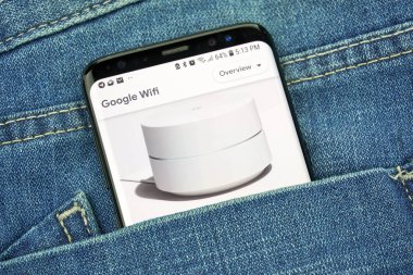 Montreal, Kanada - 4 Ekim 2018: Google Wifi app s8 ekranda. Google Wifi kablosuz yönlendirici ve uygulama Google internet hizmetleri sunar bir ABD'li teknoloji şirketi.