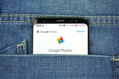 Montreal, Kanada - 4 Ekim 2018: Google Foto app s8 ekranda. Belgili tanımlık app depolama ve fotoğraf bir hizmettir. Google internet hizmetleri sunar bir Amerikan teknoloji şirketidir