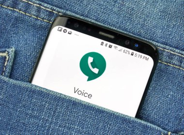 Montreal, Kanada - 4 Ekim 2018: Google Voice uygulaması s8 ekranda. Google Voice IP hizmeti üzerinden bir sestir. Google internet hizmetleri sunar bir Amerikan teknoloji şirketidir.