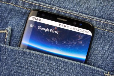 Montreal, Kanada - 4 Ekim 2018: Google yerküre app s8 ekranda. Belgili tanımlık app Earth 3d gösterimi oluşturur. Google internet hizmetleri sunar bir Amerikan teknoloji şirketidir.