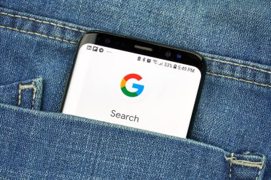 Montreal, Kanada - 4 Ekim 2018: Google arama s8 ekranda. Google arama web arama motorudur. Google internet hizmetleri sunar bir Amerikan teknoloji şirketidir.