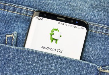 Montreal, Kanada - 4 Ekim 2018: Google Android işletim sistemi logo üstünde s8 perde. Google internet hizmetleri sunar bir Amerikan teknoloji şirketidir.