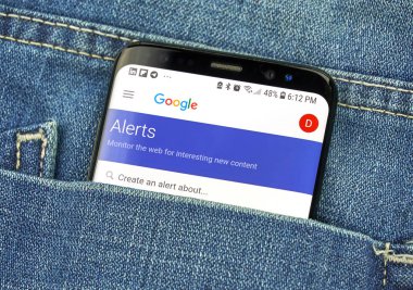 Montreal, Kanada - 4 Ekim 2018: Google Alerts s8 ekranda. Google uyarıları bir içerik değiştirildiğinde bildirim hizmeti.