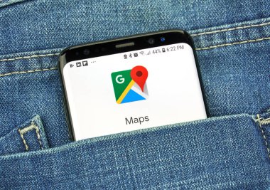 Montreal, Kanada - 4 Ekim 2018: Google Maps uygulaması s8 ekranda. Google internet hizmetleri sunar bir Amerikan teknoloji şirketidir.