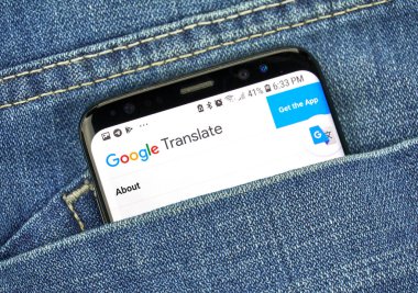 Montreal, Kanada - 4 Ekim 2018: Google Translate app s8 ekranda. Google internet hizmetleri sunar bir Amerikan teknoloji şirketidir.
