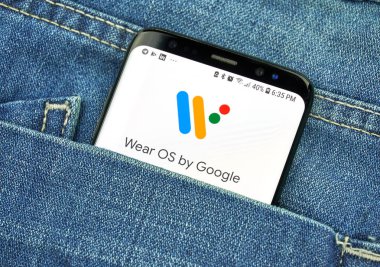 Montreal, Kanada - 4 Ekim 2018: Os s8 ekranda Google tarafından giymek. Google internet hizmetleri sunar bir Amerikan teknoloji şirketidir.