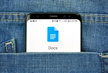 Montreal, Kanada - 4 Ekim 2018: Google Dokümanlar'ı app s8 ekranında bir kot bir cebinde. Google internet hizmetleri sunar bir Amerikan teknoloji şirketidir.