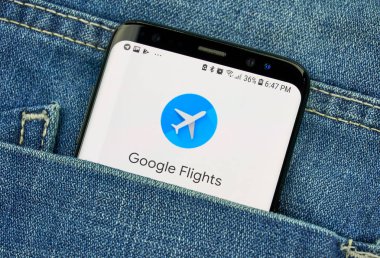 Montreal, Kanada - 4 Ekim 2018: Google uçuşlar, online uçuş rezervasyon arama hizmeti s8 ekranda. Google internet hizmetleri sunar bir Amerikan teknoloji şirketidir.