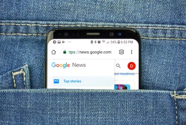 Montreal, Kanada - 4 Ekim 2018: Google Haberler app s8 ekranda. Google internet hizmetleri sunar bir Amerikan teknoloji şirketidir.