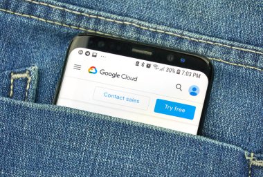 Montreal, Kanada - 4 Ekim 2018: Google bulut platformu app s8 ekranda. Google internet hizmetleri sunar bir Amerikan teknoloji şirketidir.