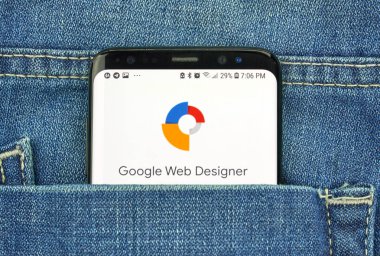 Montreal, Kanada - 4 Ekim 2018: Google Web Tasarımcısı app s8 ekranda. Google internet hizmetleri sunar bir Amerikan teknoloji şirketidir.