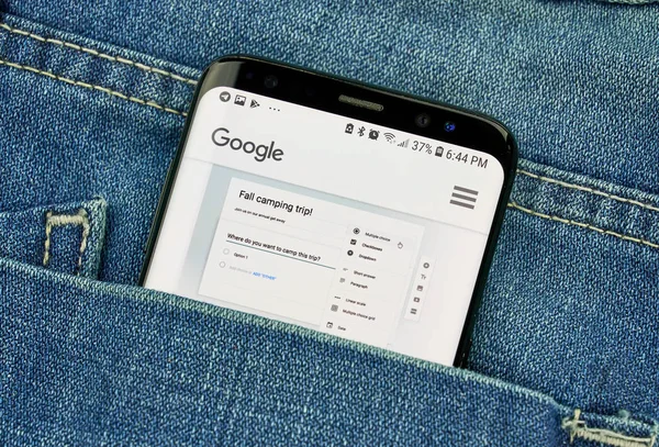 Montreal Canadá Octubre 2018 Aplicación Google Forms Pantalla Bolsillo Vaquero —  Fotos de Stock