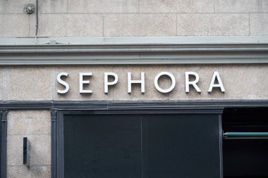 Montreal, Kanada - 4 Ekim 2018: Sephora mağaza ve logosu. Sephora bir Fransa çokuluslu güzellik ve kişisel bakım mağazaları zincirine dayanır.