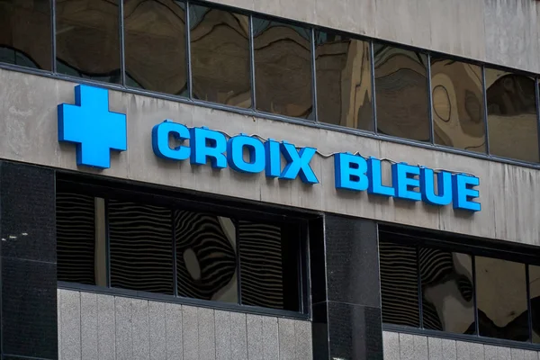 保険会社の青い十字とロゴがサインオン建物にモントリオール カナダ 2018 — ストック写真