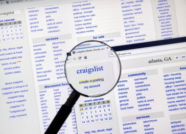 Montreal, Kanada - Aralık, 24 2018: Craigslist sayfa büyüteç altında. Craigslist bir Amerikan küçük ilanlar işleri, konut, Satılık, Hizmetleri, toplum listeleri sitesidir.