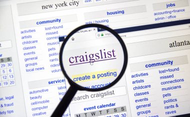 Montreal, Kanada - Aralık, 24 2018: Craigslist sayfa büyüteç altında. Craigslist bir Amerikan küçük ilanlar işleri, konut, Satılık, Hizmetleri, toplum listeleri sitesidir.