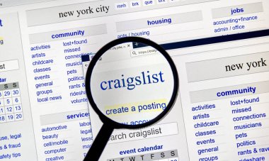 Montreal, Kanada - Aralık, 24 2018: Craigslist sayfa büyüteç altında. Craigslist bir Amerikan küçük ilanlar işleri, konut, Satılık, Hizmetleri, toplum listeleri sitesidir.
