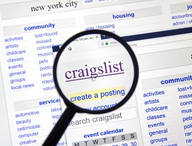 Montreal, Kanada - Aralık, 24 2018: Craigslist sayfa büyüteç altında. Craigslist bir Amerikan küçük ilanlar işleri, konut, Satılık, Hizmetleri, toplum listeleri sitesidir.