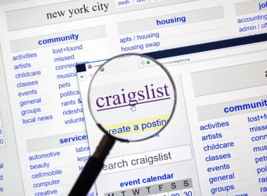 Montreal, Kanada - Aralık, 24 2018: Craigslist sayfa büyüteç altında. Craigslist bir Amerikan küçük ilanlar işleri, konut, Satılık, Hizmetleri, toplum listeleri sitesidir.