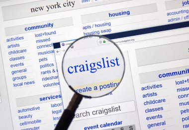 Montreal, Kanada - Aralık, 24 2018: Craigslist sayfa büyüteç altında. Craigslist bir Amerikan küçük ilanlar işleri, konut, Satılık, Hizmetleri, toplum listeleri sitesidir.
