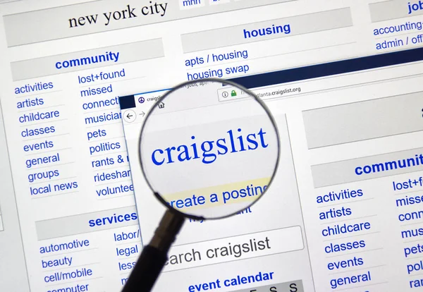 Montreal Canada December 2018 Craigslist Page Magnifying Glass Craigslist American — Stock Photo, Image