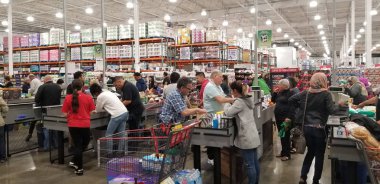 Montreal, Kanada - 5 Ekim 2018: İnsanlarla Costco arabaları. Costco üyelik tek ambarlar zincirinin faaliyet gösteren bir Amerikan çokuluslu kuruluştur.