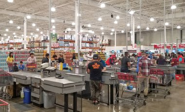 Montreal, Kanada - 5 Ekim 2018: İnsanlarla Costco arabaları. Costco üyelik tek ambarlar zincirinin faaliyet gösteren bir Amerikan çokuluslu kuruluştur.