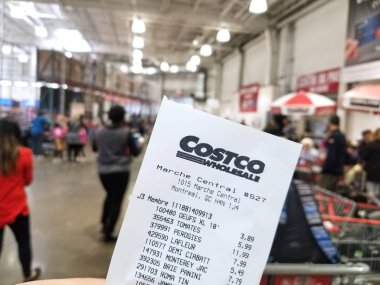 Montreal, Kanada - 5 Ekim 2018: marka adı ve logosu faturalı Costco depo içinde tutan bir el. Costco üyelik tek ambarlar zincirinin faaliyet gösteren Amerikan bir kuruluştur.