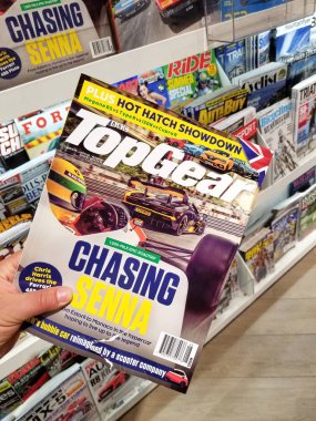 Toronto, Kanada - 9 Aralık 2018: Top Gear Dergisi Dergi yığınının üzerinde bir el. Top Gear bir otomobil dergisi Bbc tarafından ait olduğunu