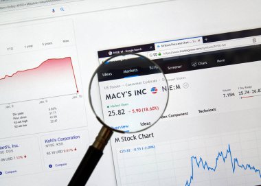 Montreal, Kanada - 10 Ocak 2019: Marcys M hisse senedi ve grafik bir ekran büyüteç altında üzerinde. Macy's Rowland Macy tarafından 1858 yılında kurulan bir Amerikan mağaza zinciri olduğunu