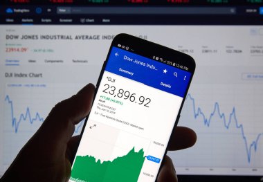 Montreal, Kanada - 10 Ocak 2019: Dow Jones Industrial Average ile DJI indeks işlem dizin grafik. Dow Jones sanayi endeksi, bu 30 büyük Amerikan şirketlerinin değeri gösterir bir borsa endeksi.