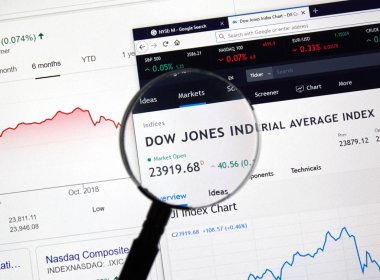 Montreal, Kanada - 10 Ocak 2019: Dow Jones Industrial Average ile DJI indeks işlem dizin grafik. Dow Jones sanayi endeksi, bu 30 büyük Amerikan şirketlerinin değeri gösterir bir borsa endeksi.