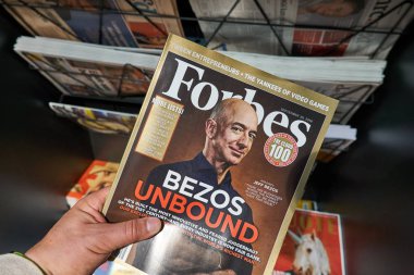 Amsterdam, Hollanda - 08 Ekim 2018: Jeff Bezos Forbes Dergisi kapağında bir el. Jeff Bezos Amazon başkanıdır. Forbes bir Amerikan aile kontrollü iş dergisidir.