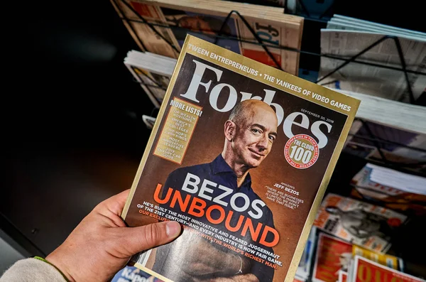 Amsterdam, Hollanda - 08 Ekim 2018: Jeff Bezos Forbes Dergisi kapağında bir el. Jeff Bezos Amazon başkanıdır. Forbes bir Amerikan aile kontrollü iş dergisidir.