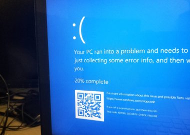 Montreal, Kanada - 10 Mart 2018: Microsoft Windows 10 mavi perde-in ölüm bir ekranda. Kişisel bilgisayarlar için popüler bir işletim sistemi Microsoft Windows 10 olduğunu.