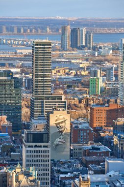 Montreal, Kanada - 1 Ocak 2019: Doğal görünümünü şehir Montreal kış Leonard Cohen resim ile bir bina. Leonard Norman Cohen bir Kanadalı şarkıcı, söz yazarı ve romancı yapıldı..