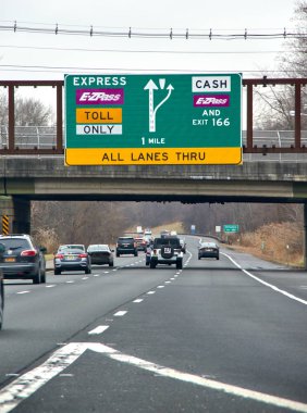 New York, Amerika Birleşik Devletleri - 14 Aralık 2018: Ezpass işaret ve terminal. E Zpass birikmiş yollar, tüneller ve köprüler ve tüneller Amerika Birleşik Devletleri'nde kullanılan elektronik ücret toplama sistemidir