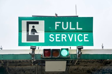 New York, Amerika Birleşik Devletleri - 14 Aralık 2018: Ezpass tam hizmet işareti. E Zpass birikmiş yollar, tüneller ve köprüler ve tüneller Amerika Birleşik Devletleri'nde kullanılan elektronik ücret toplama sistemidir