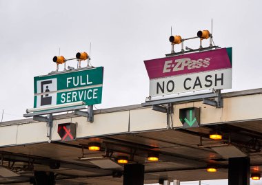 New York, Amerika Birleşik Devletleri - 14 Aralık 2018: Ezpass işaret ve terminal. E Zpass birikmiş yollar, tüneller ve köprüler ve tüneller Amerika Birleşik Devletleri'nde kullanılan elektronik ücret toplama sistemidir